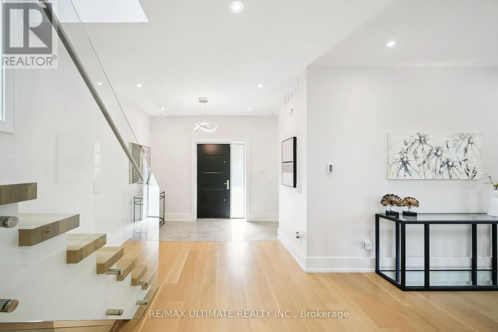 212 QUEENSLEA AVENUE