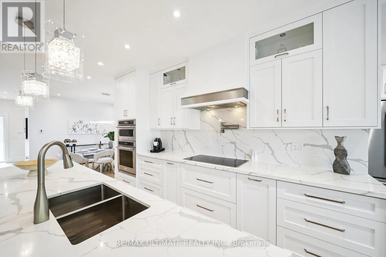 212 QUEENSLEA AVENUE