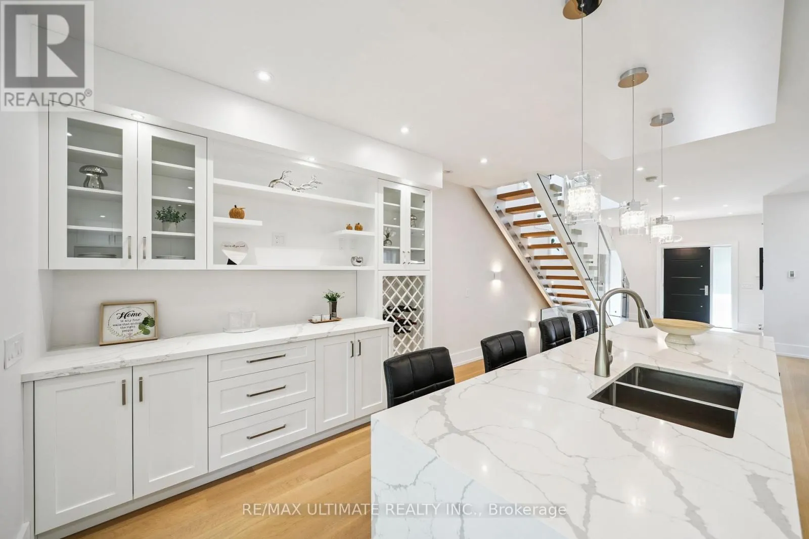 212 QUEENSLEA AVENUE