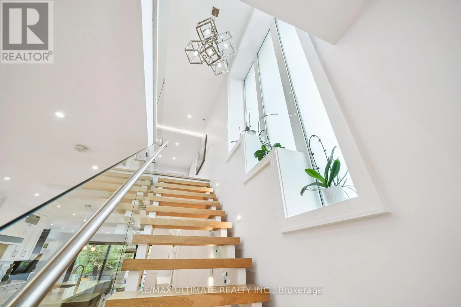 212 QUEENSLEA AVENUE