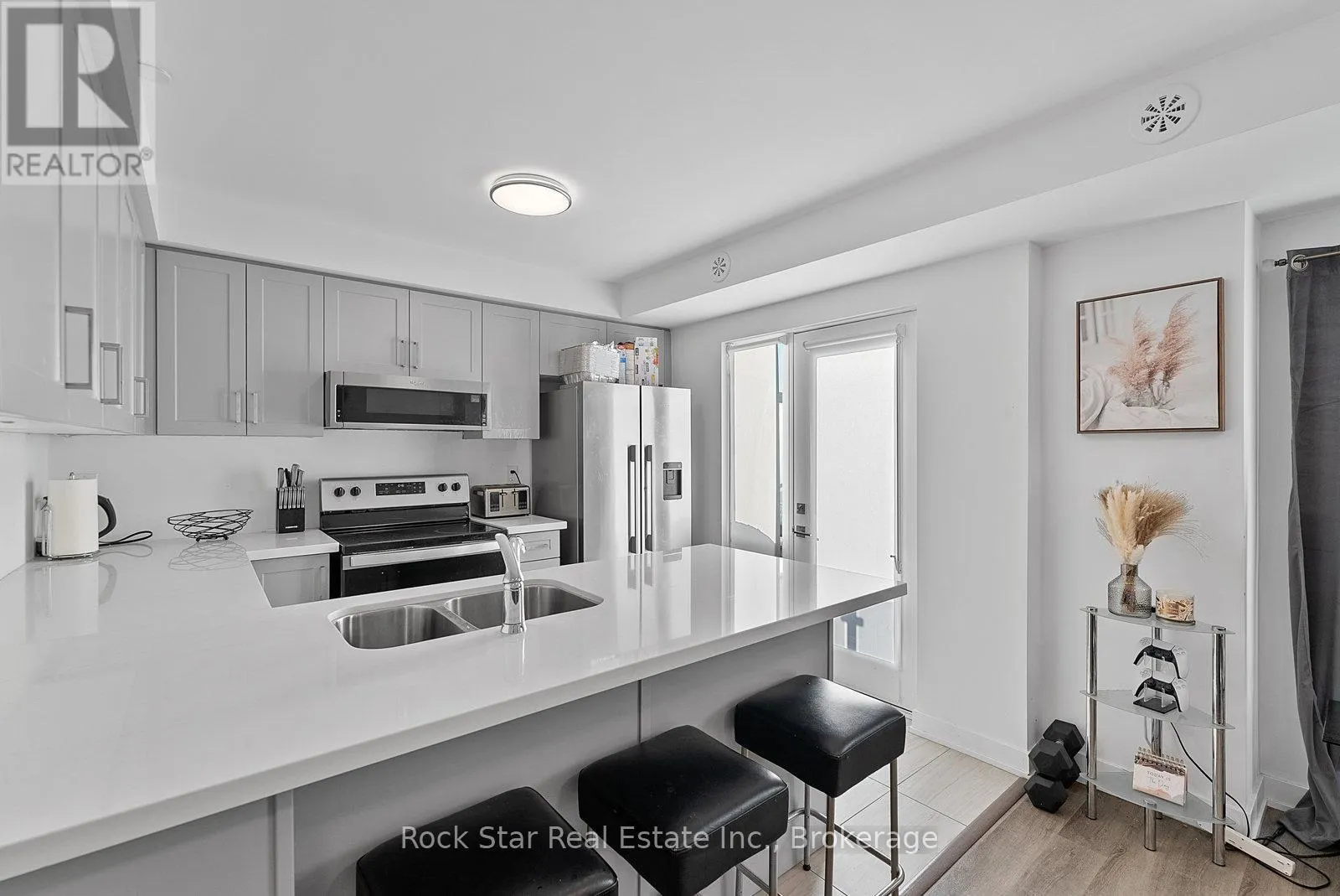 5 - 185 VETERANS DRIVE, #5