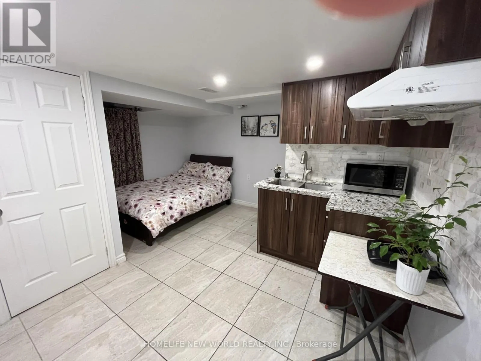 BSMT 01 - 2466 ST CLAIR AVENUE W