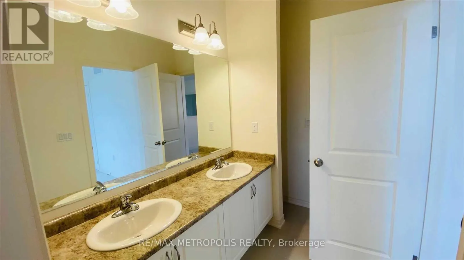 UPPER - 31 ELVERTON CRESCENT
