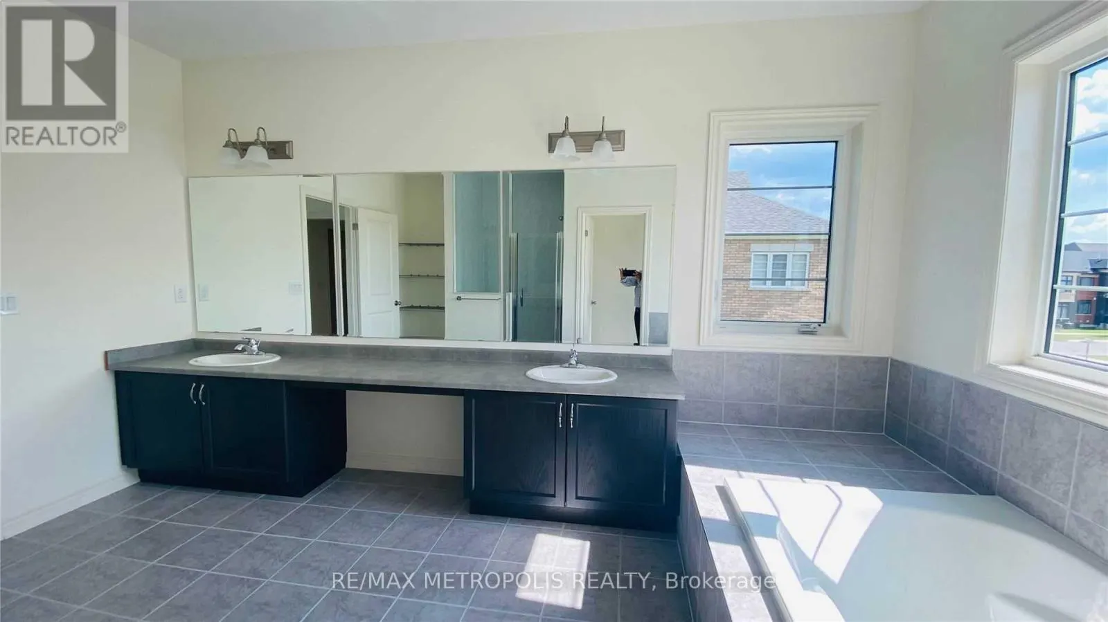 UPPER - 31 ELVERTON CRESCENT