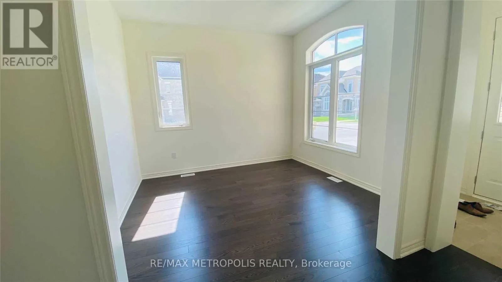 UPPER - 31 ELVERTON CRESCENT