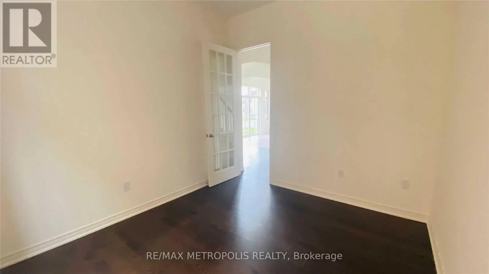 UPPER - 31 ELVERTON CRESCENT
