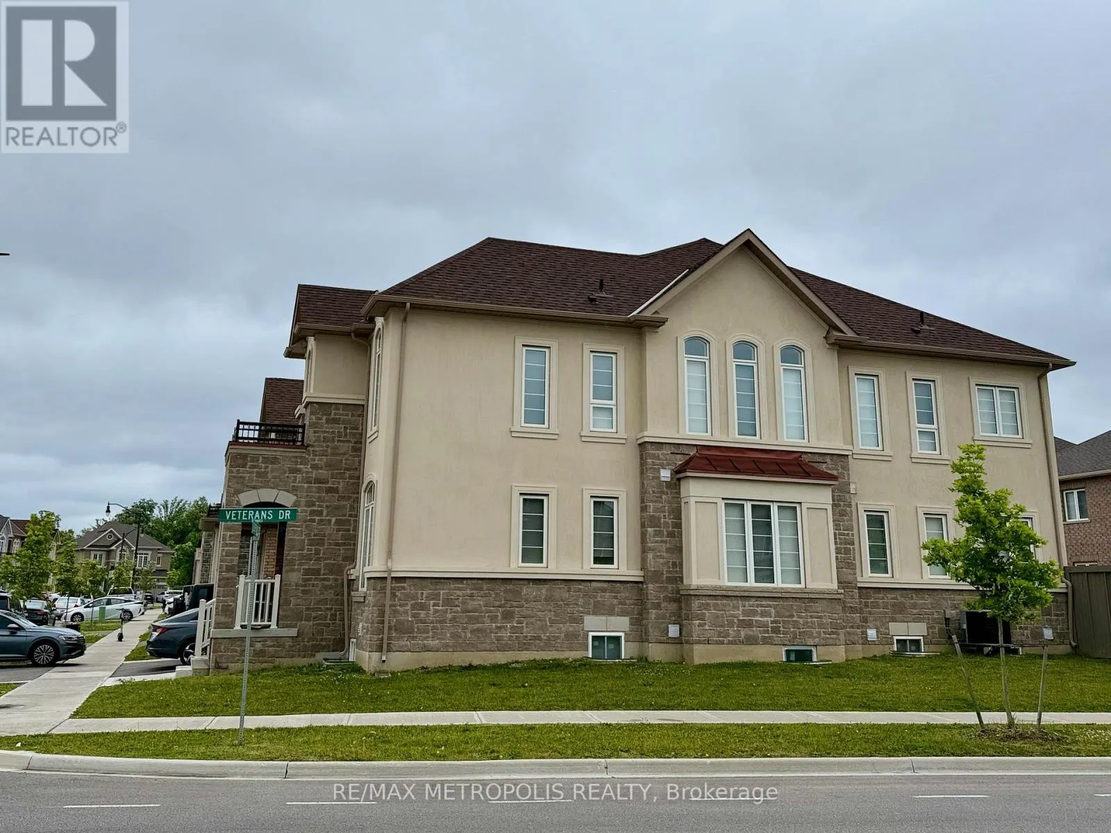 UPPER - 31 ELVERTON CRESCENT