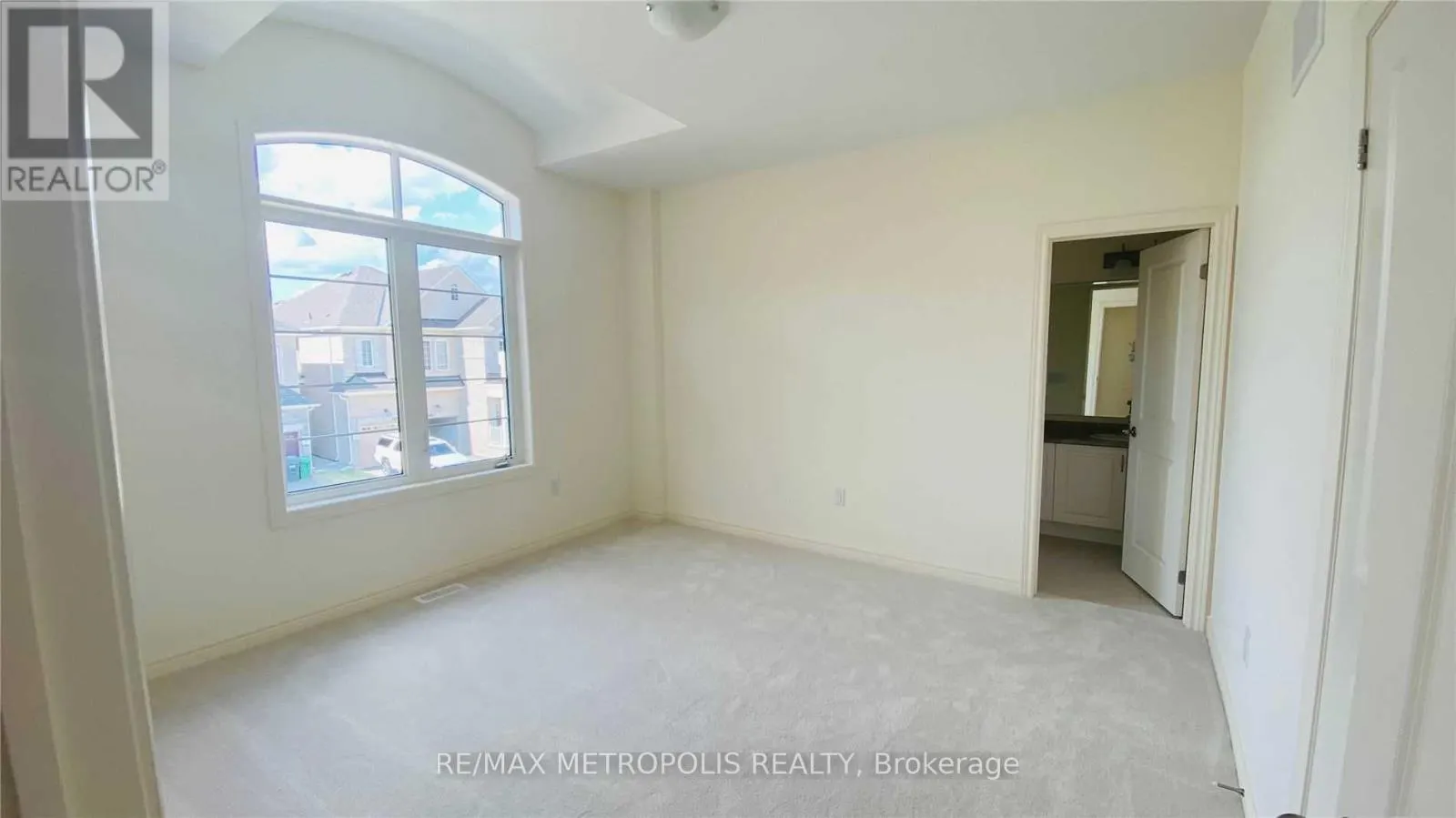 UPPER - 31 ELVERTON CRESCENT