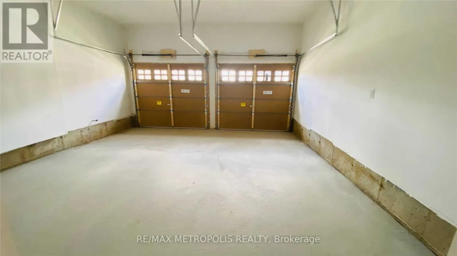 UPPER - 31 ELVERTON CRESCENT