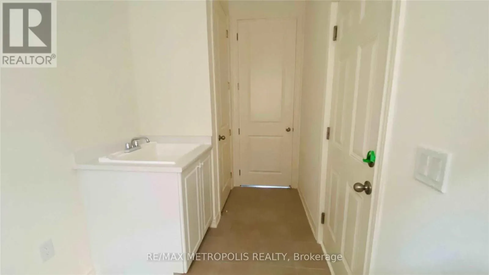 UPPER - 31 ELVERTON CRESCENT