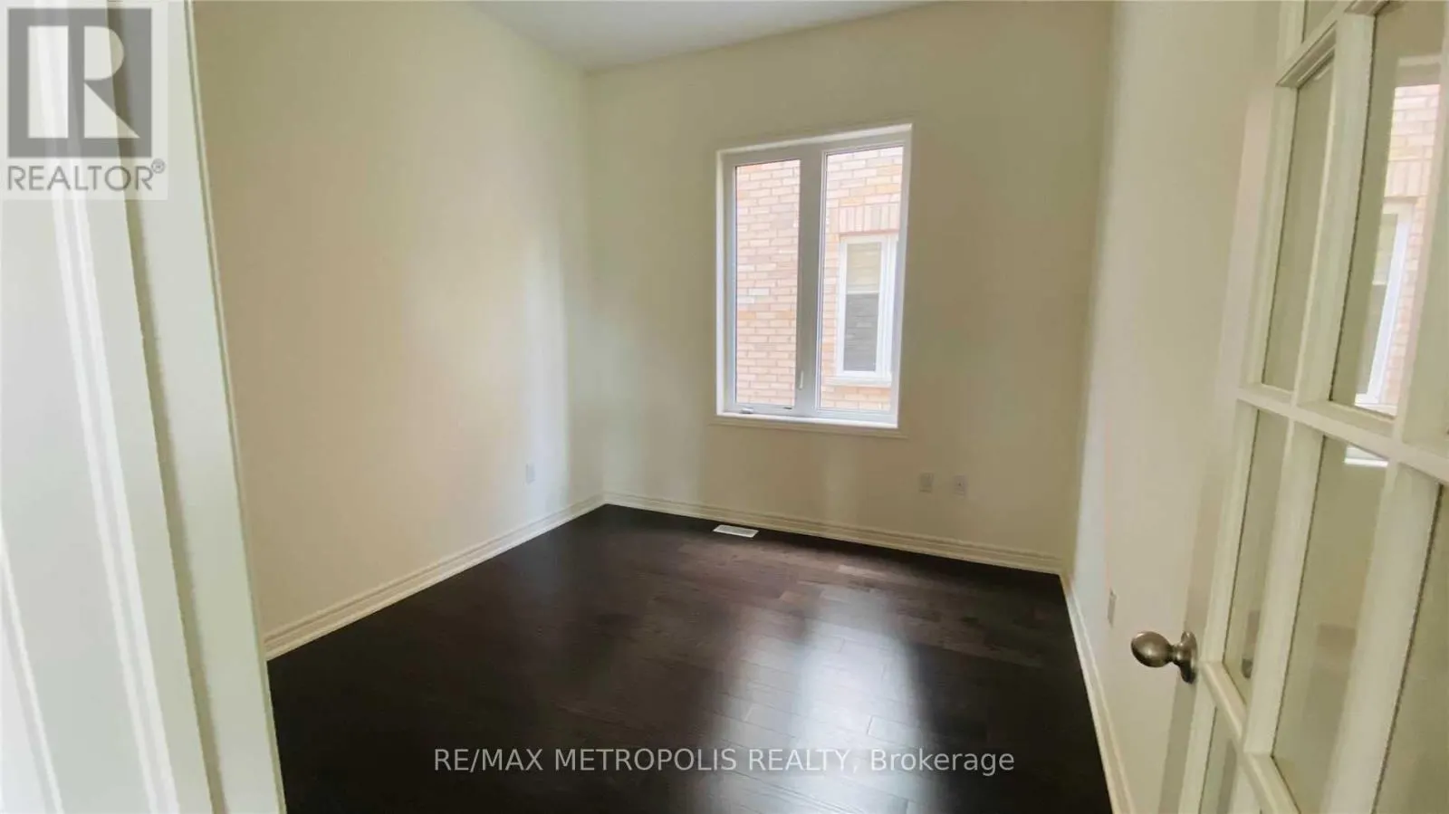 UPPER - 31 ELVERTON CRESCENT