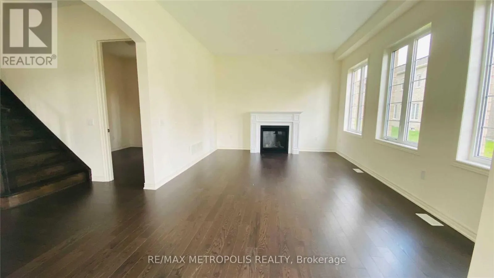 UPPER - 31 ELVERTON CRESCENT