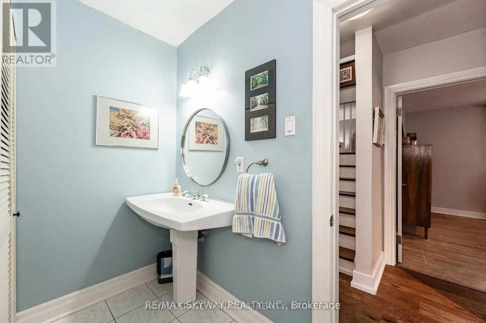 25 MINEOLA ROAD E