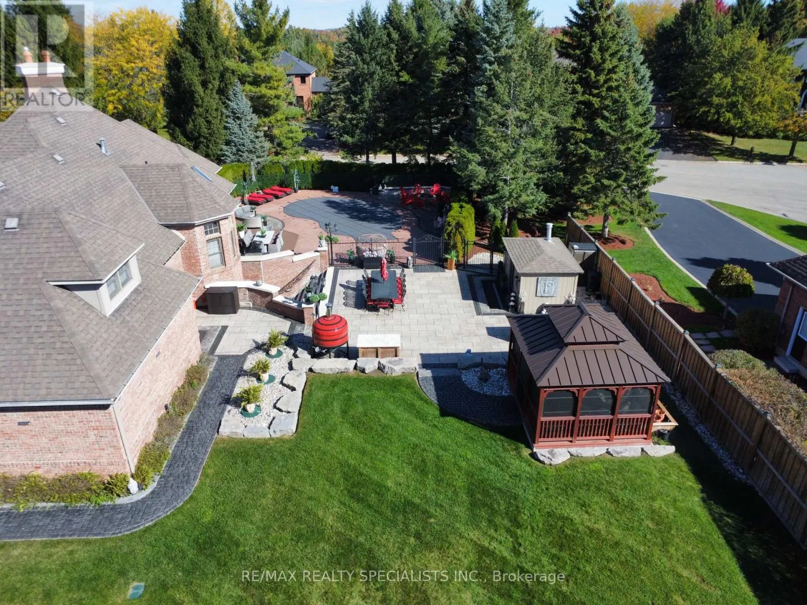 12 MCMASTER STREET