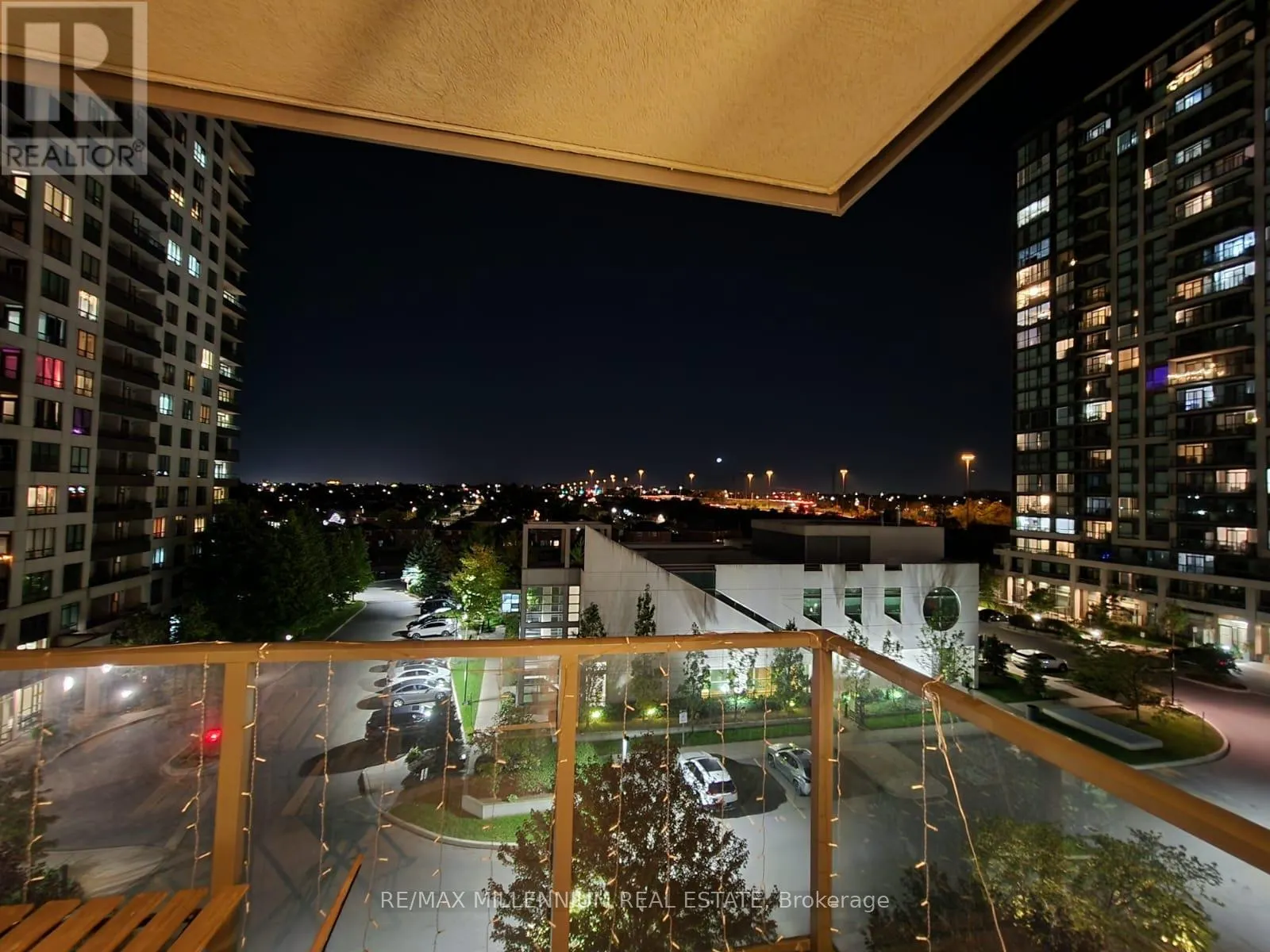 607 - 339 RATHBURN ROAD W