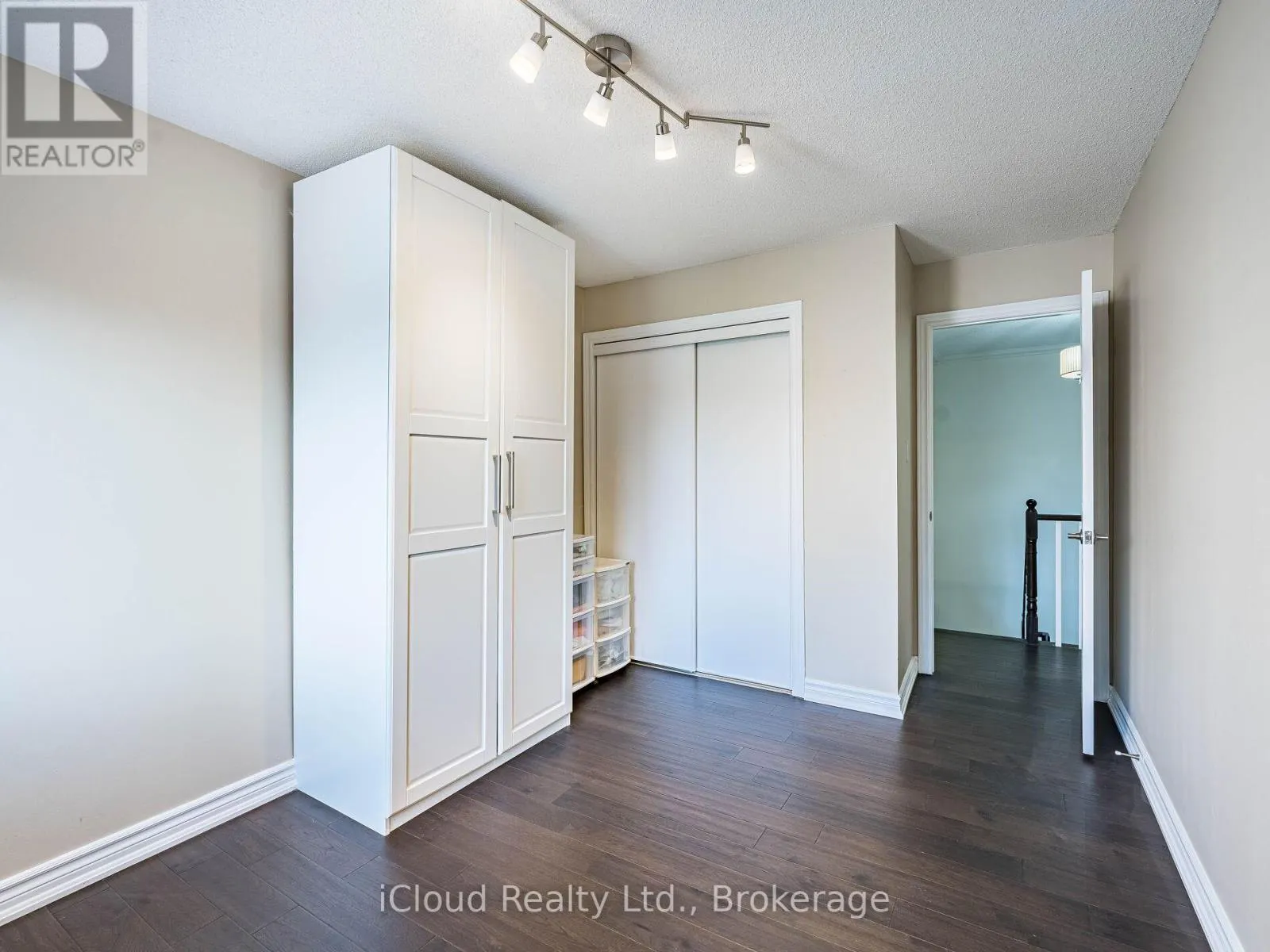 16 - 1100 QUEENS AVENUE