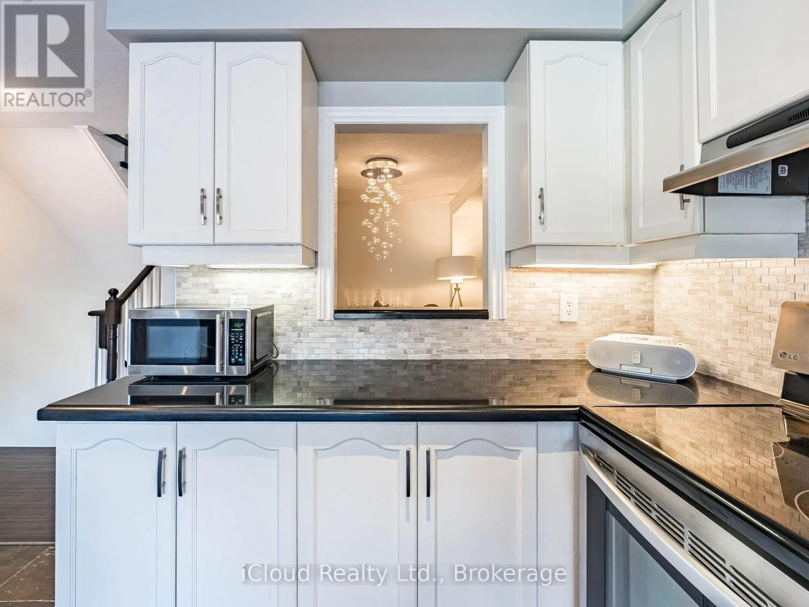 16 - 1100 QUEENS AVENUE