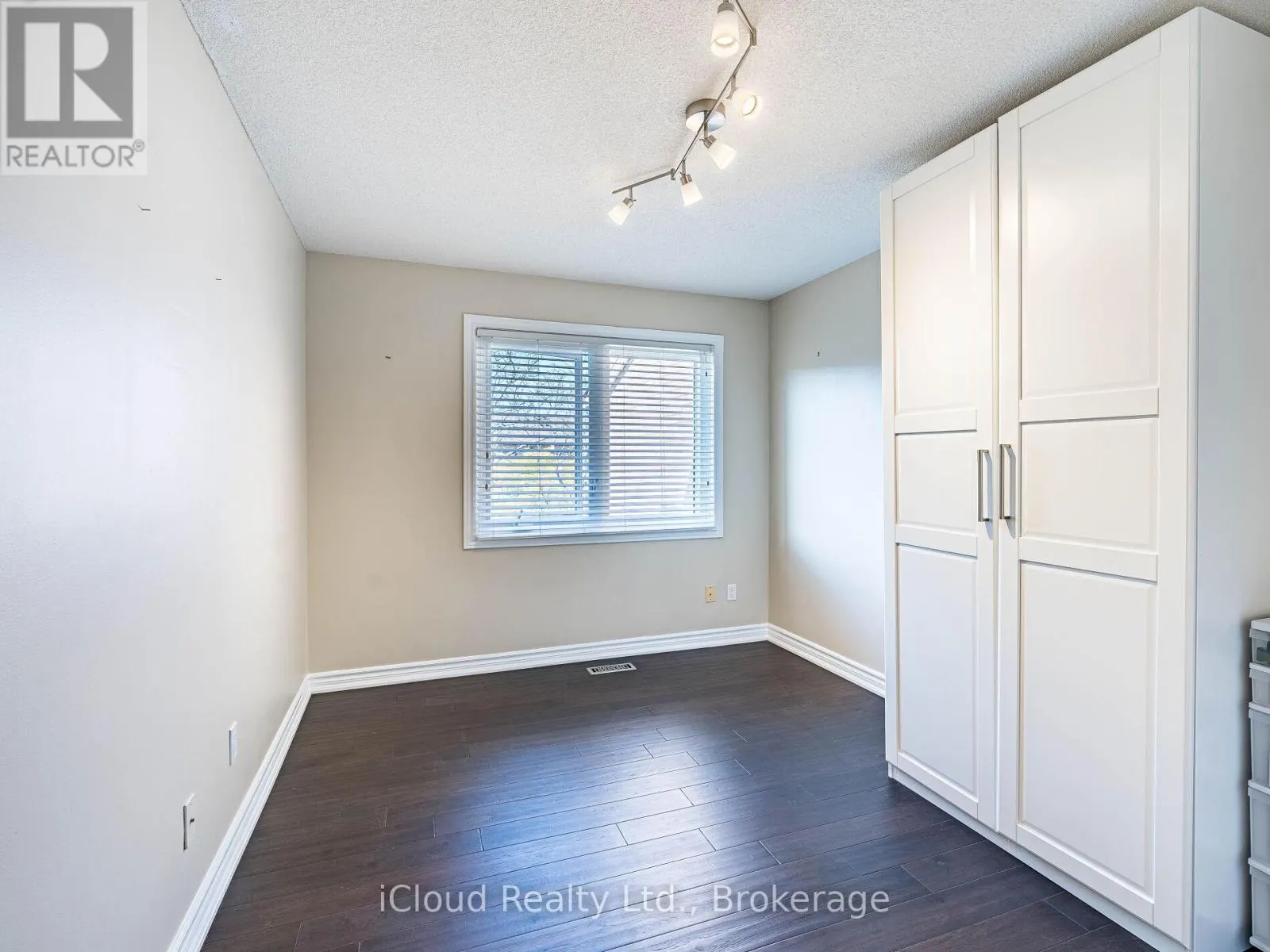16 - 1100 QUEENS AVENUE