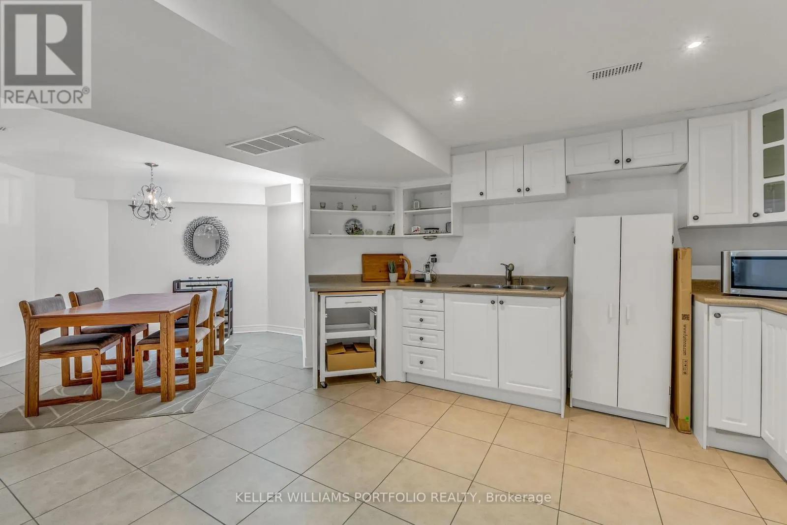 8 VISTA VIEW COURT