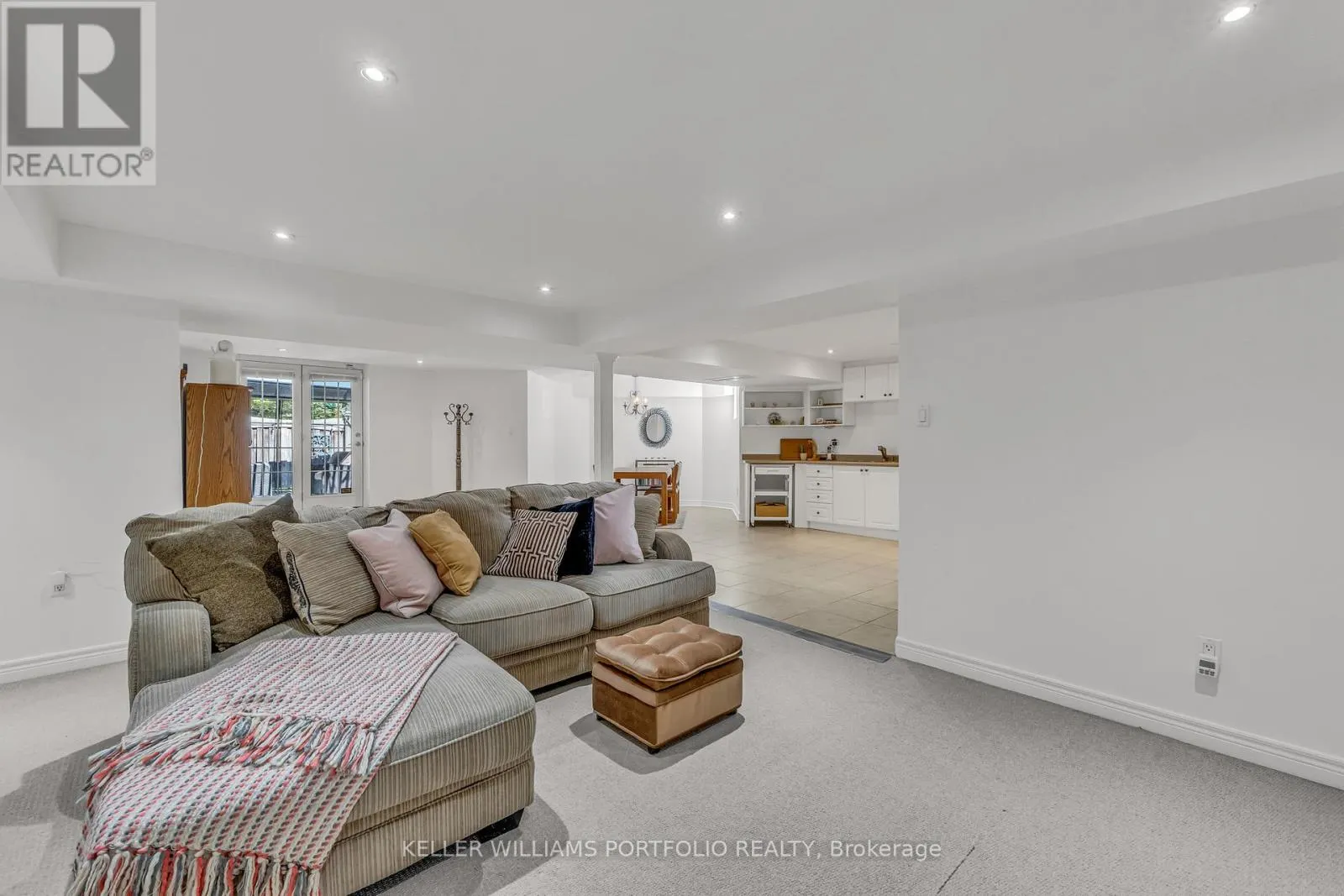 8 VISTA VIEW COURT