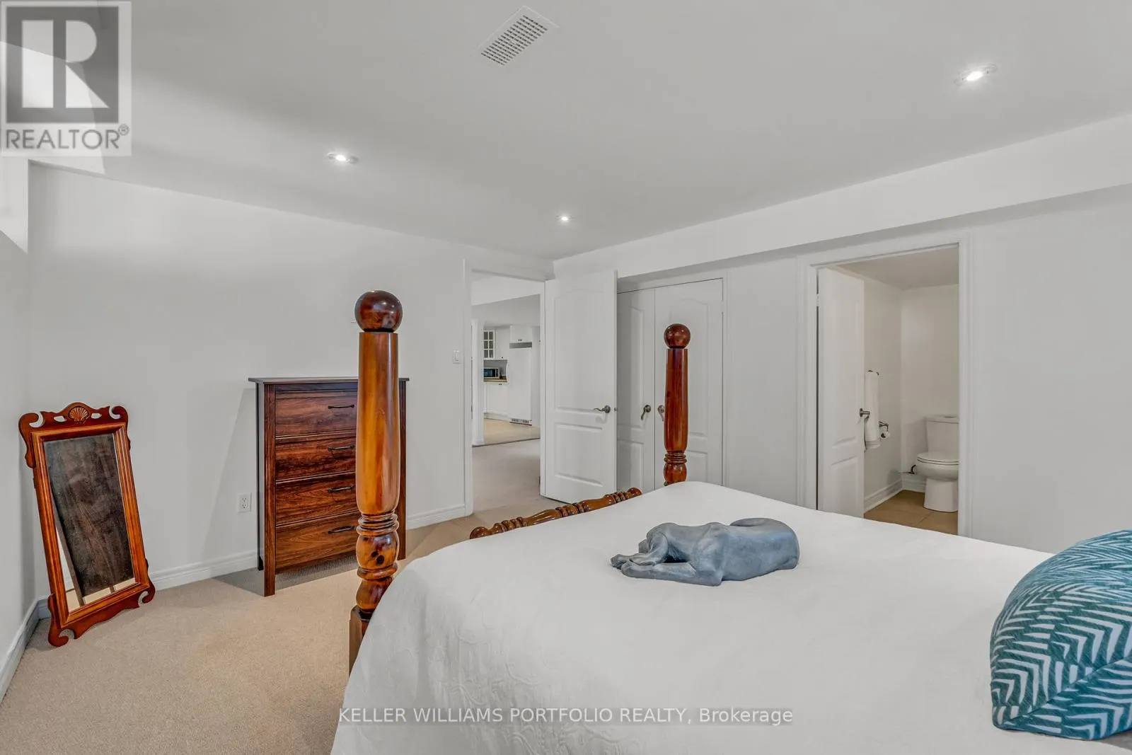 8 VISTA VIEW COURT