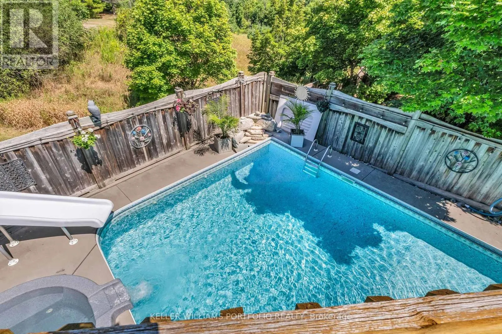 8 VISTA VIEW COURT