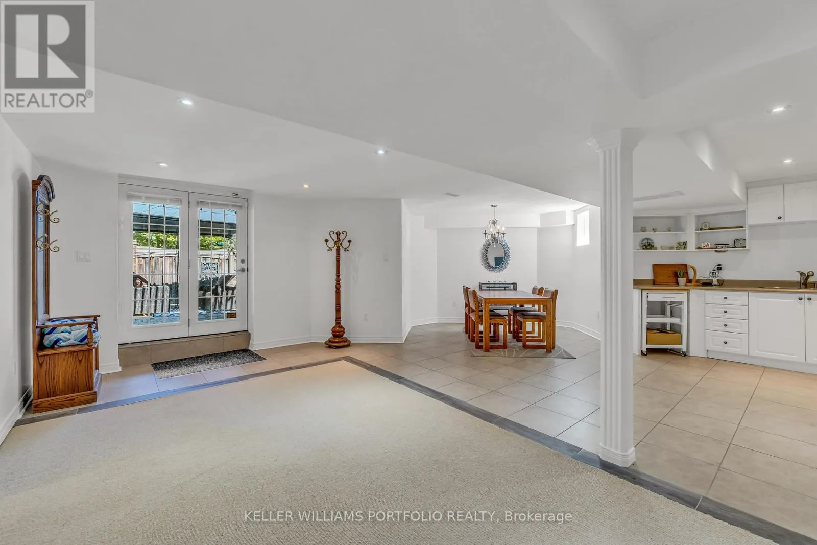 8 VISTA VIEW COURT