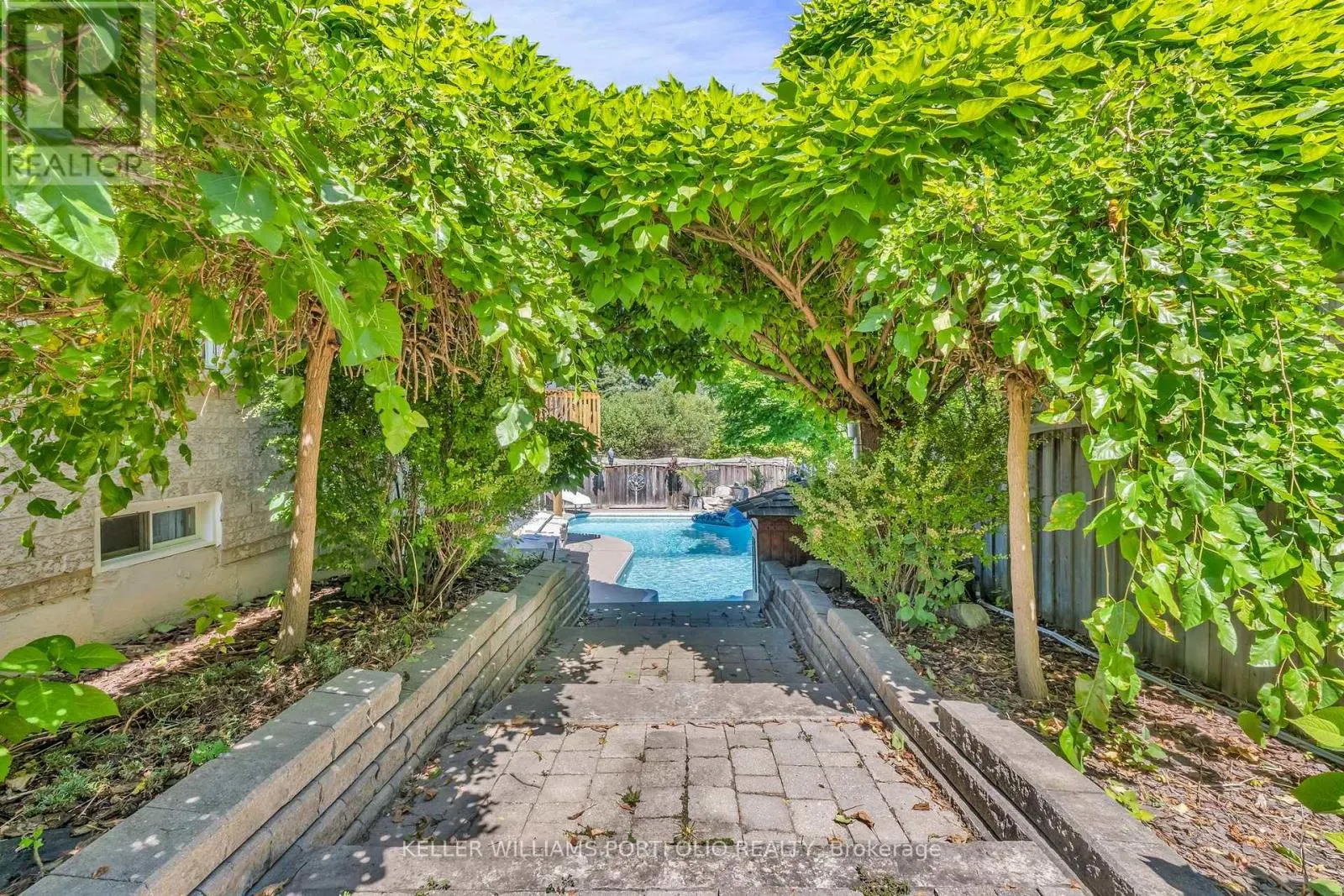 8 VISTA VIEW COURT