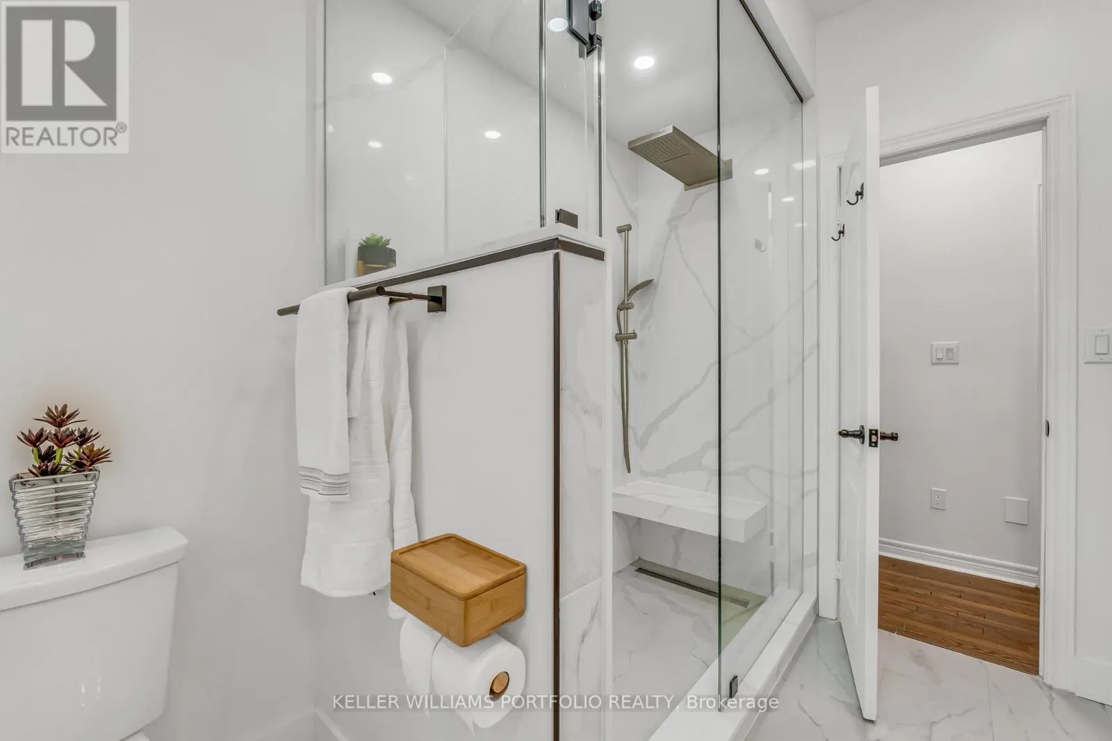 8 VISTA VIEW COURT