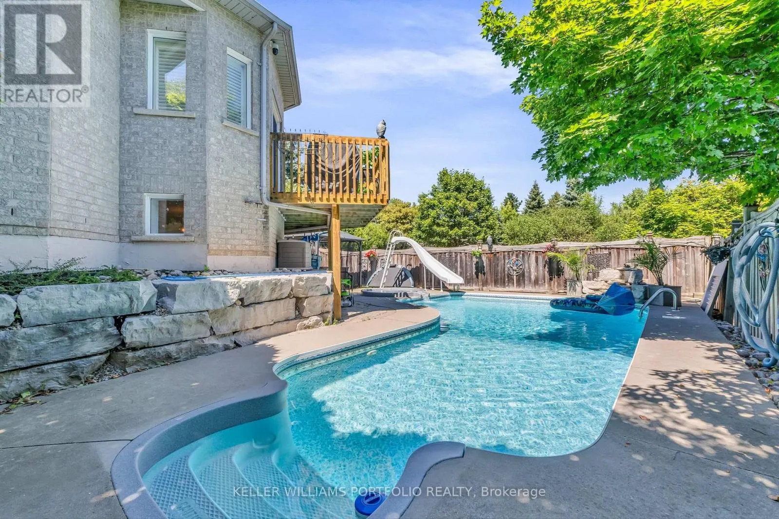 8 VISTA VIEW COURT