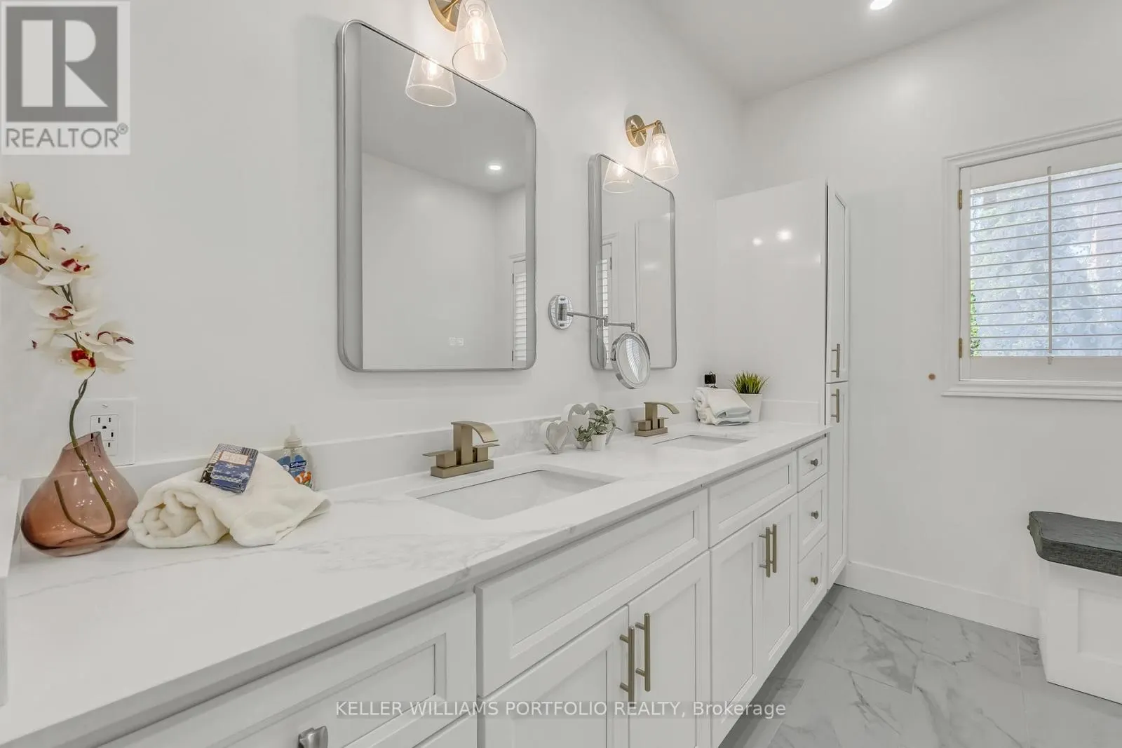 8 VISTA VIEW COURT
