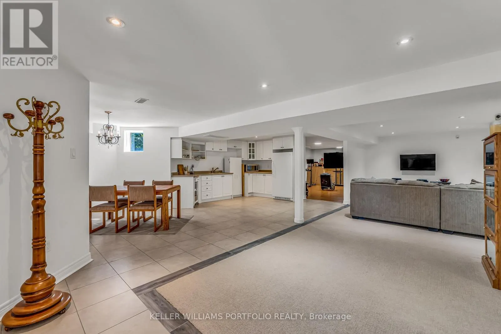 8 VISTA VIEW COURT