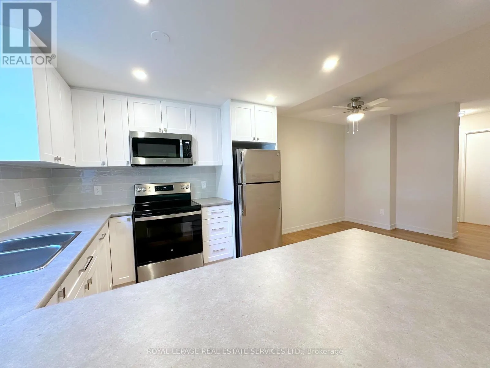 205 - 165 LA ROSE AVENUE