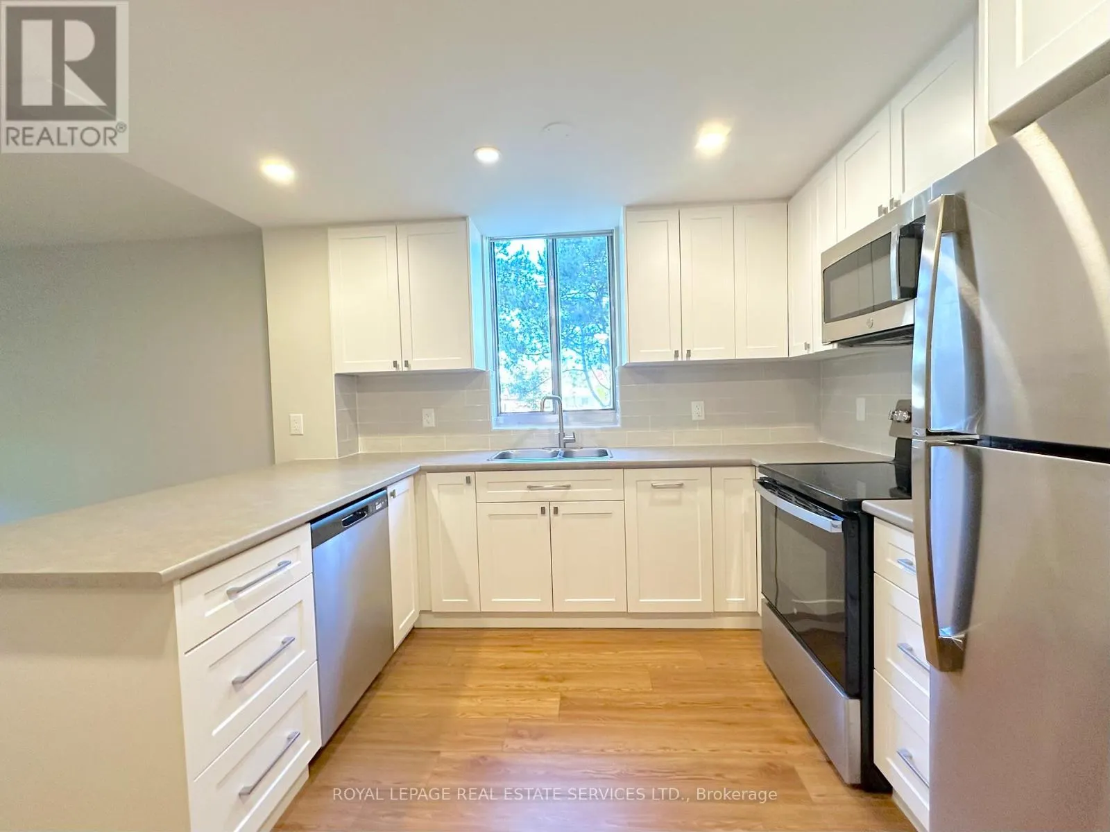 205 - 165 LA ROSE AVENUE