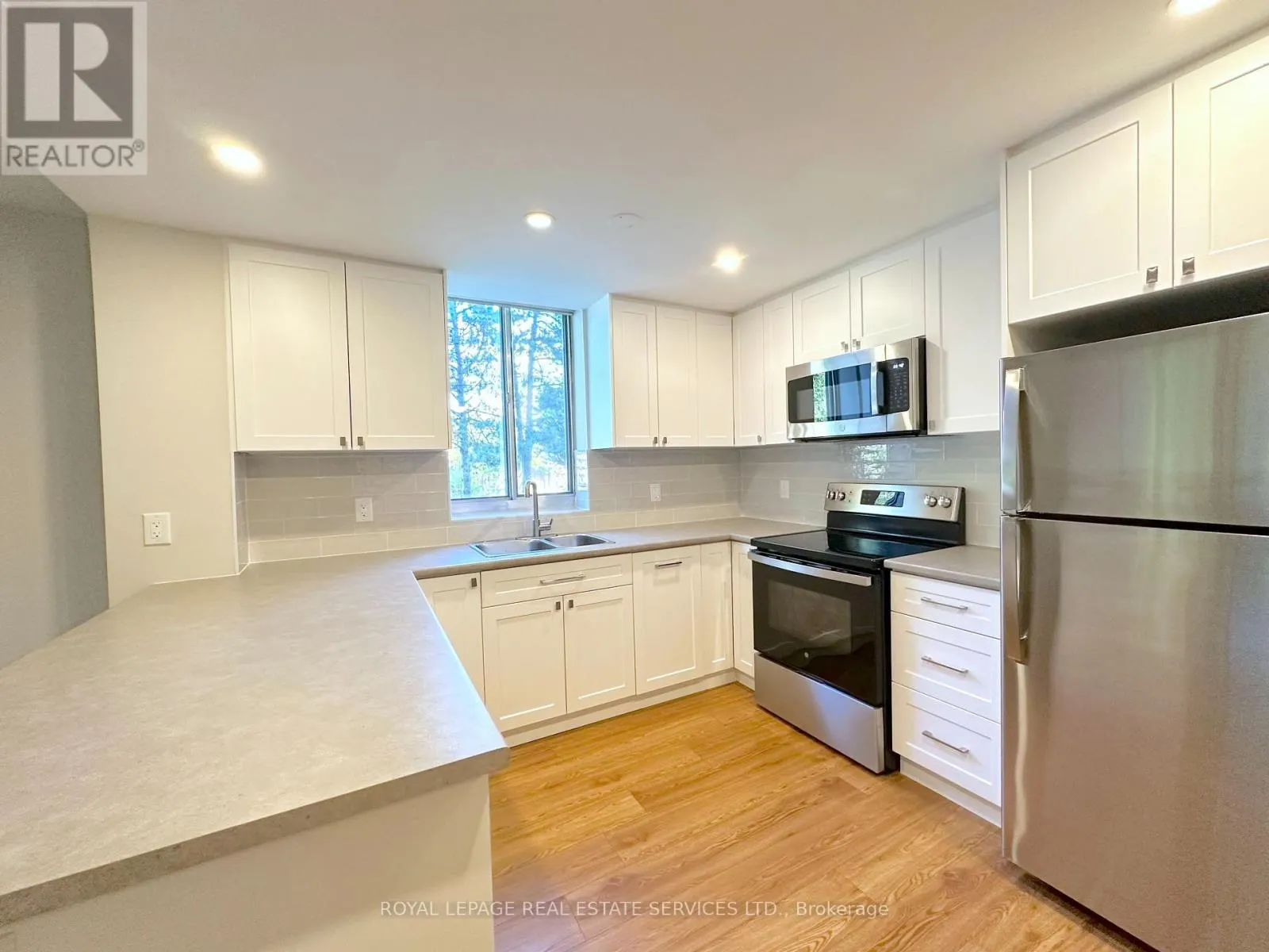 205 - 165 LA ROSE AVENUE