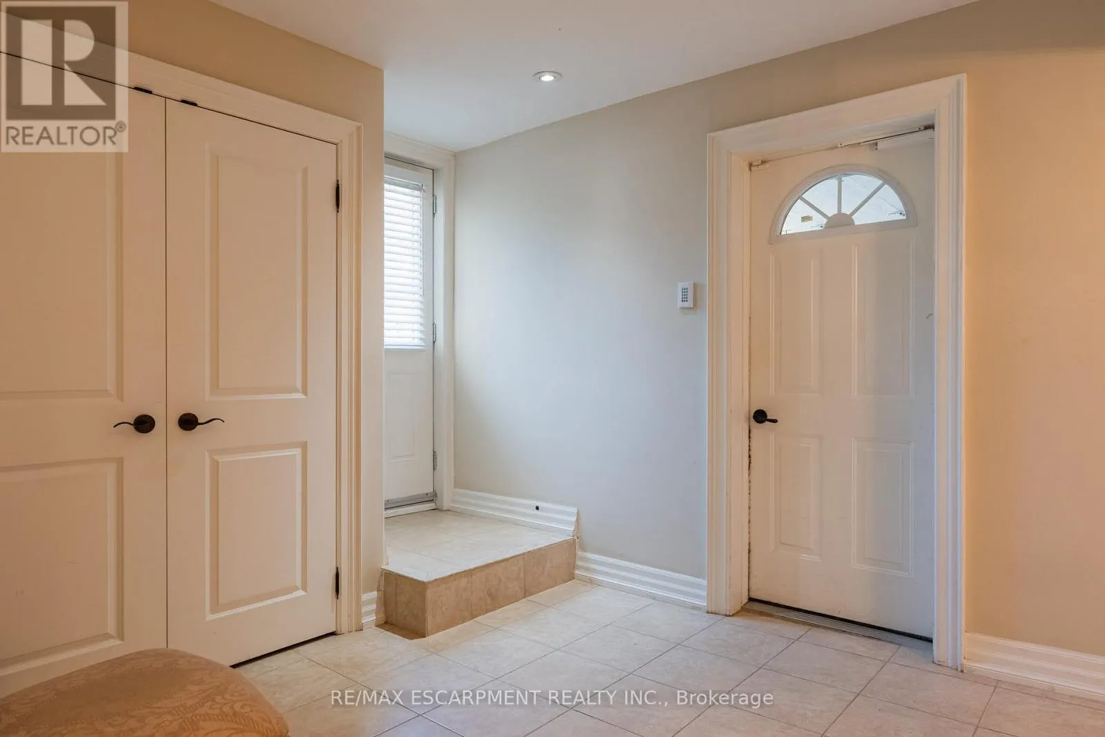 1034 LAKESHORE ROAD W
