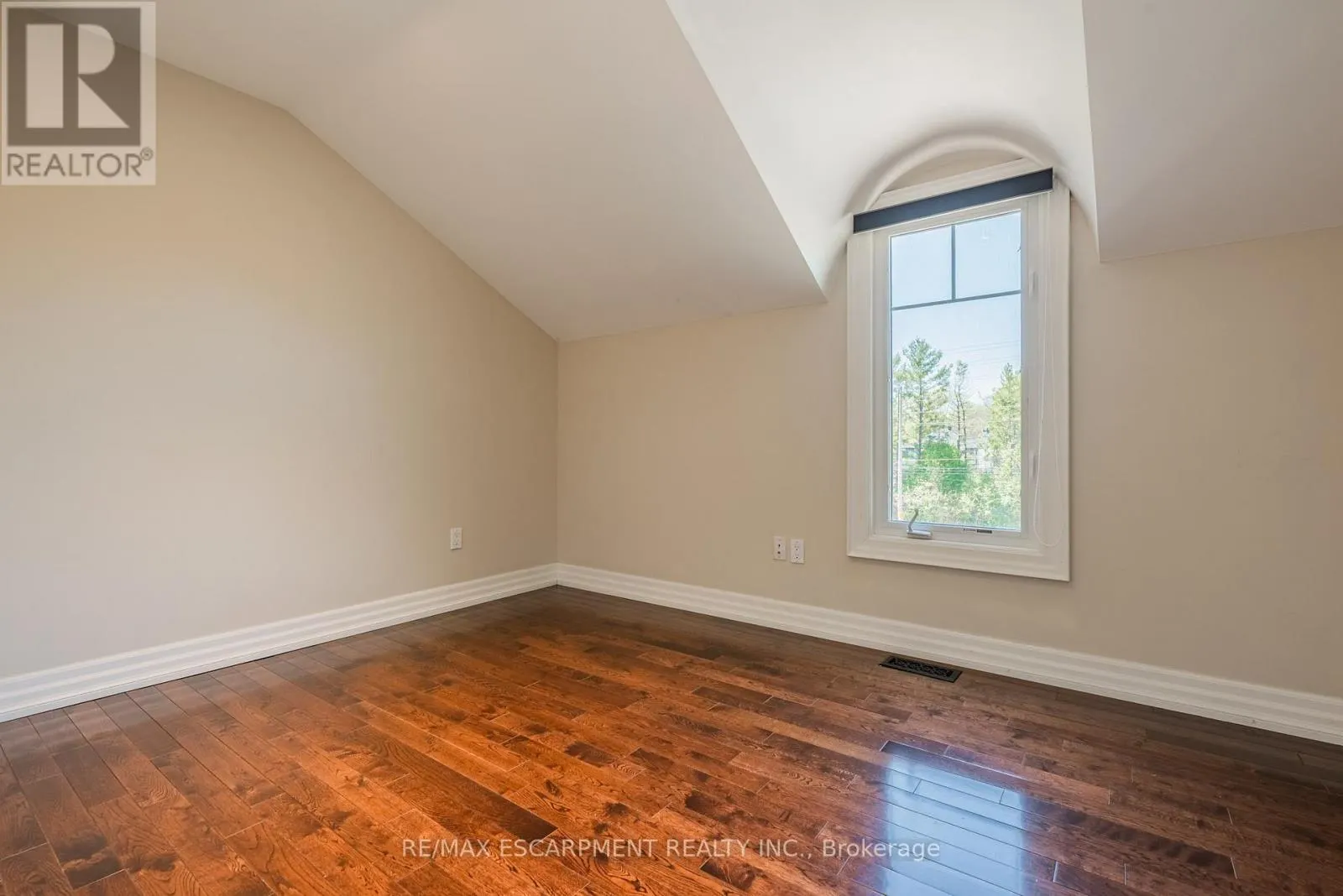 1034 LAKESHORE ROAD W