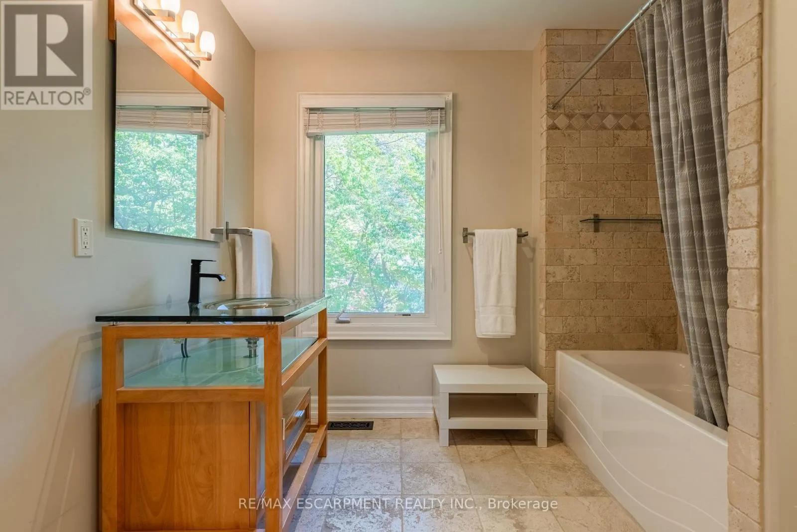 1034 LAKESHORE ROAD W