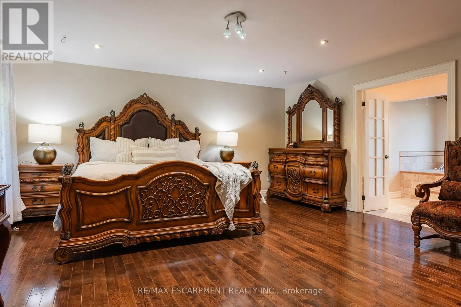 1034 LAKESHORE ROAD W