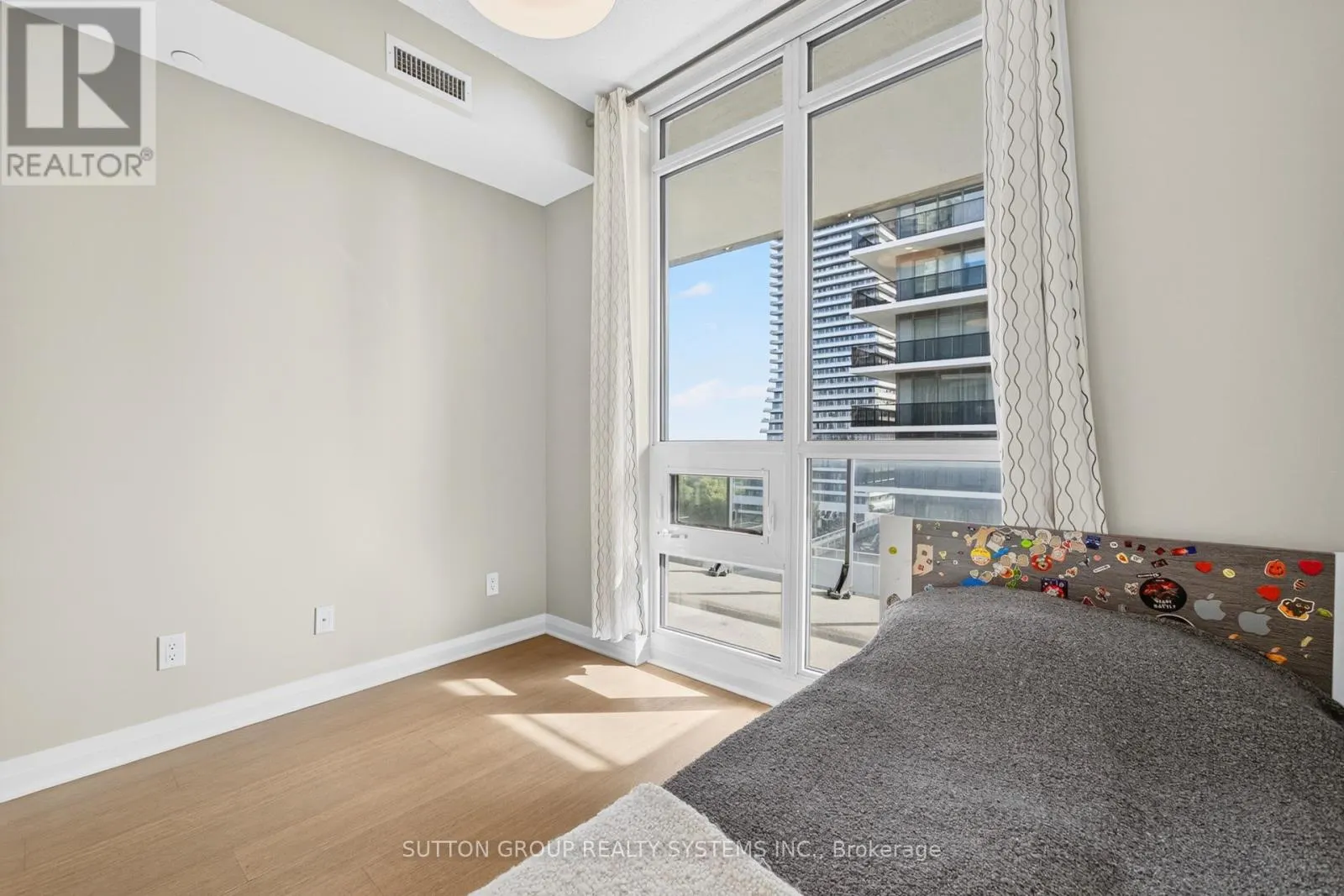 815 - 60 ANNIE CRAIG DRIVE