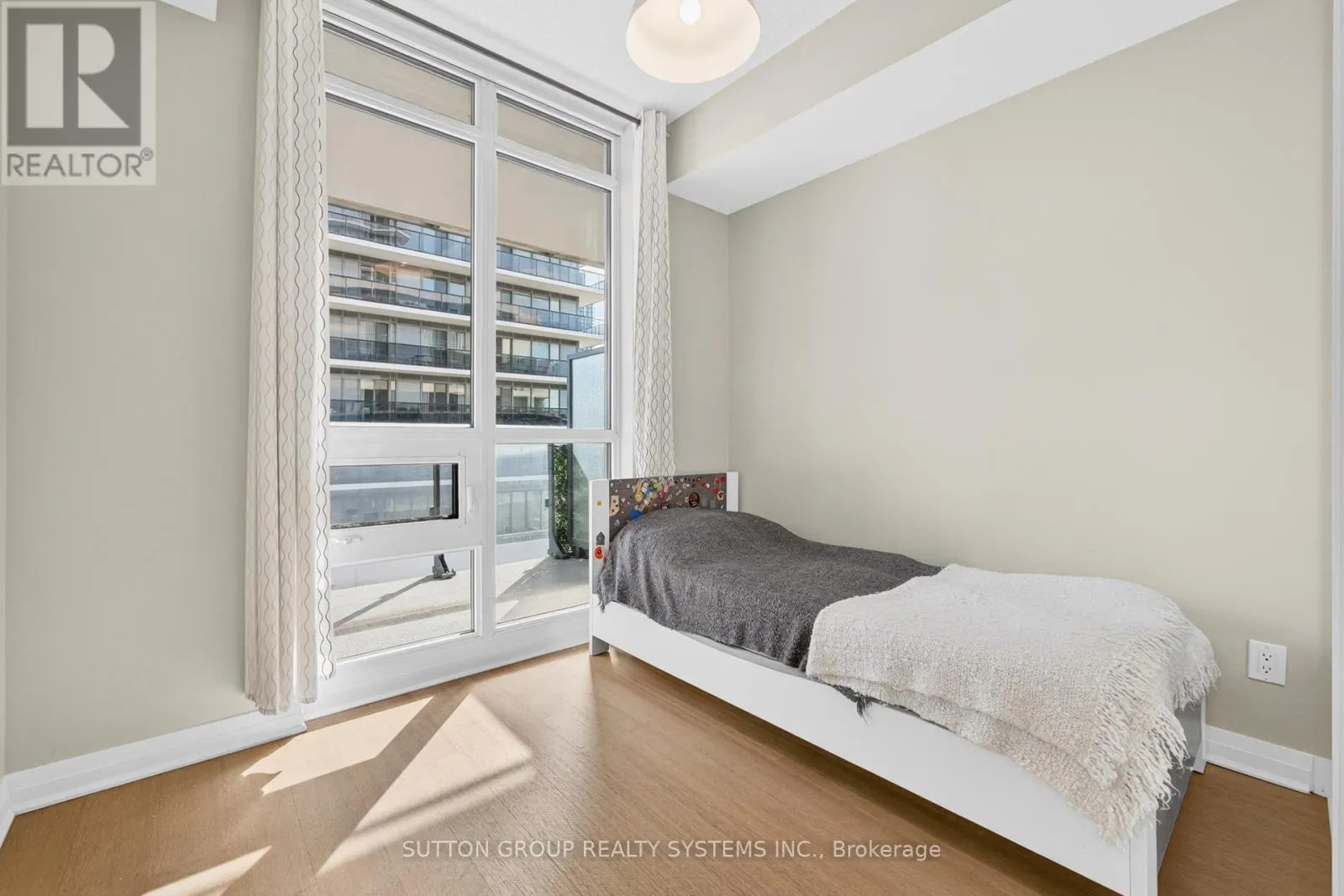 815 - 60 ANNIE CRAIG DRIVE