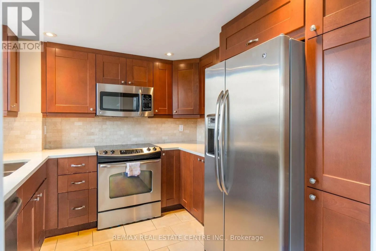 502 - 880 DUNDAS STREET W