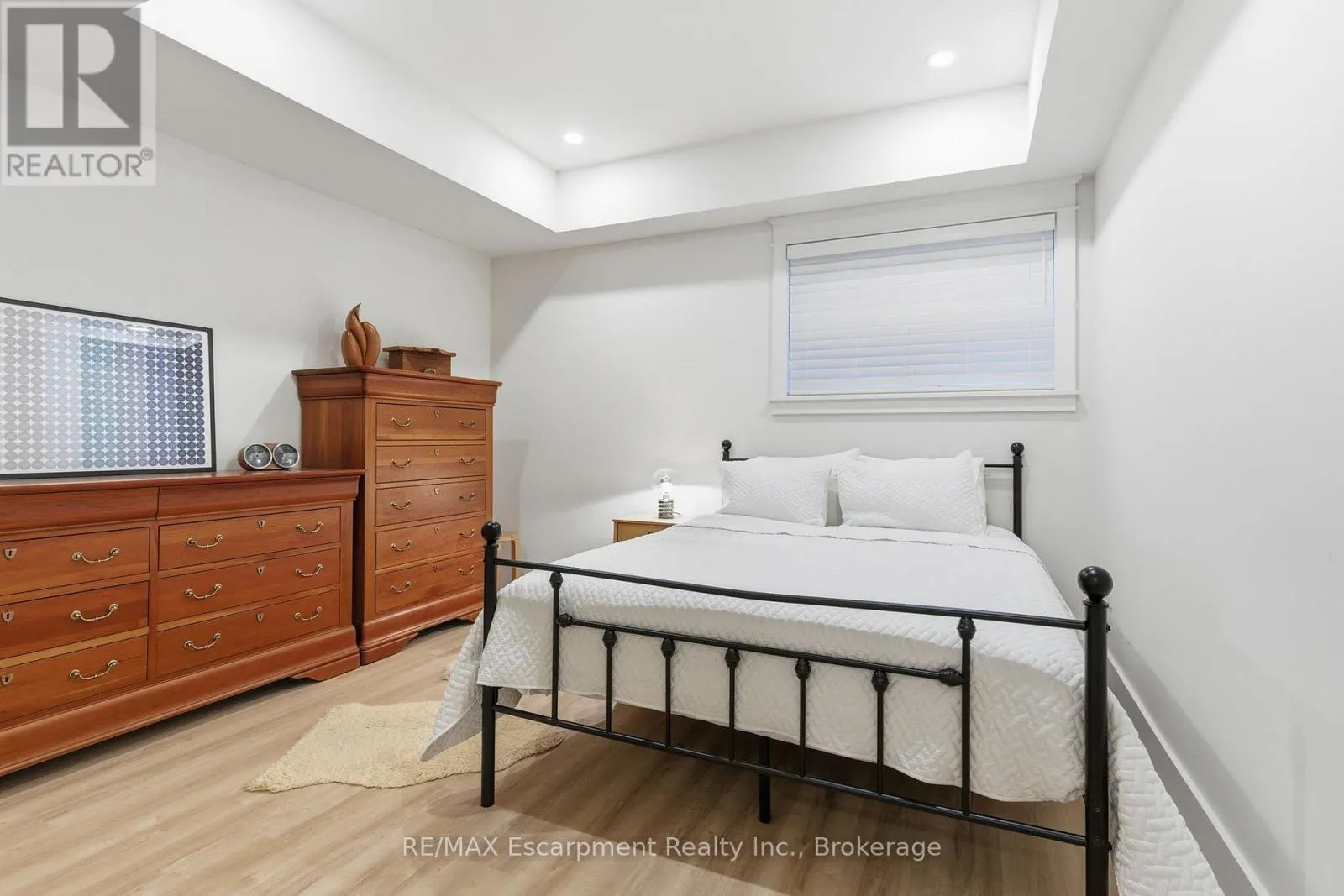 1110 LAKESHORE ROAD W