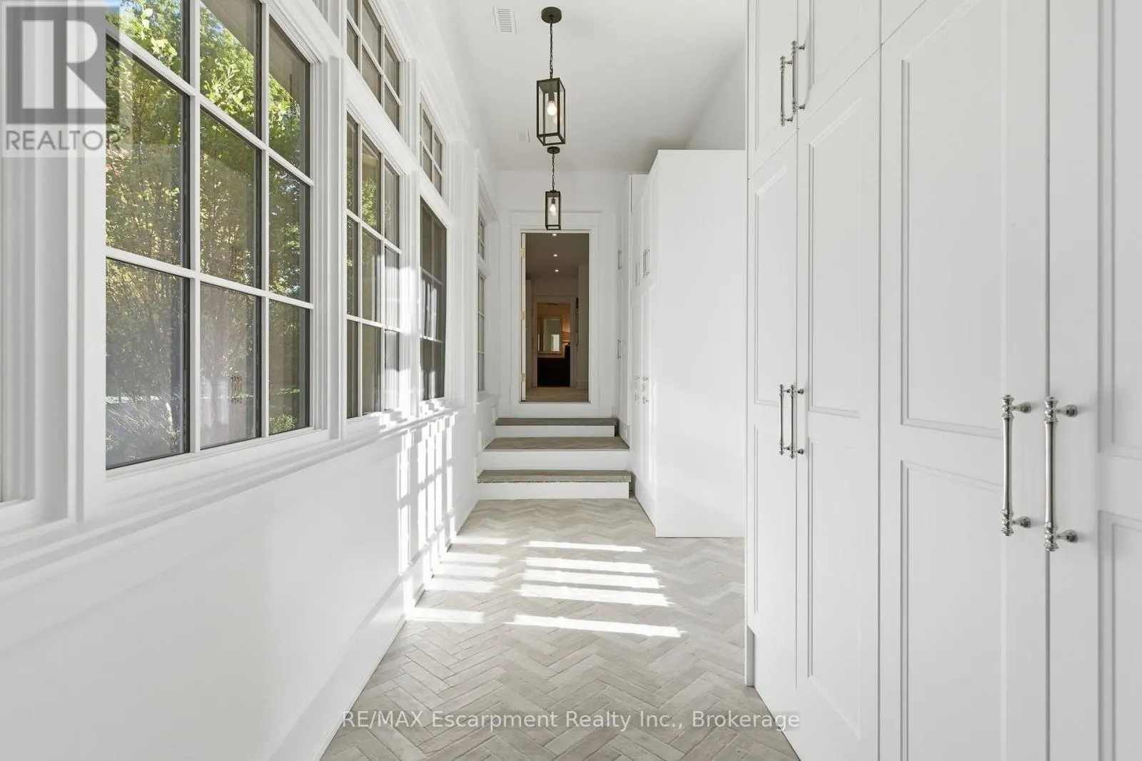1110 LAKESHORE ROAD W