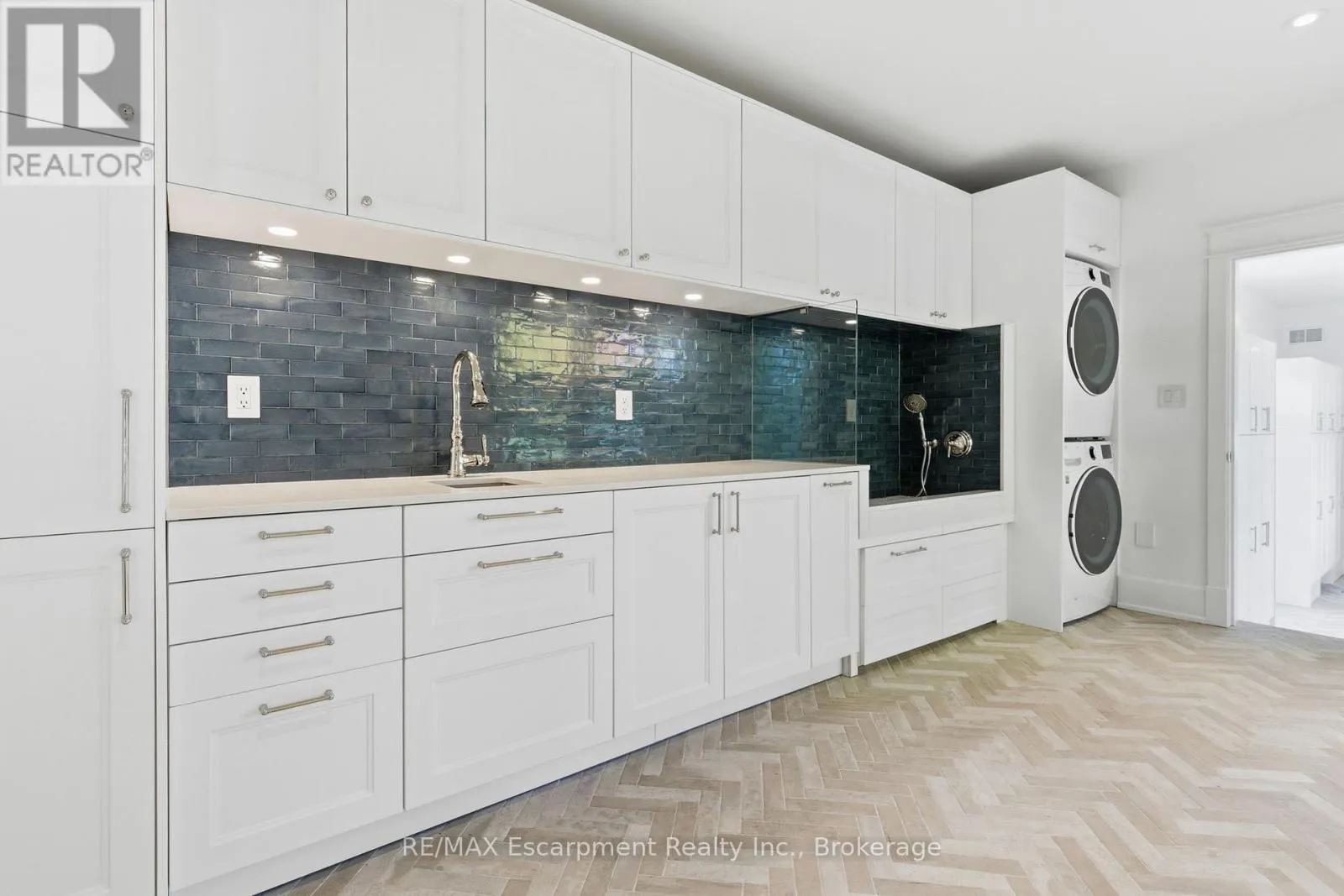1110 LAKESHORE ROAD W