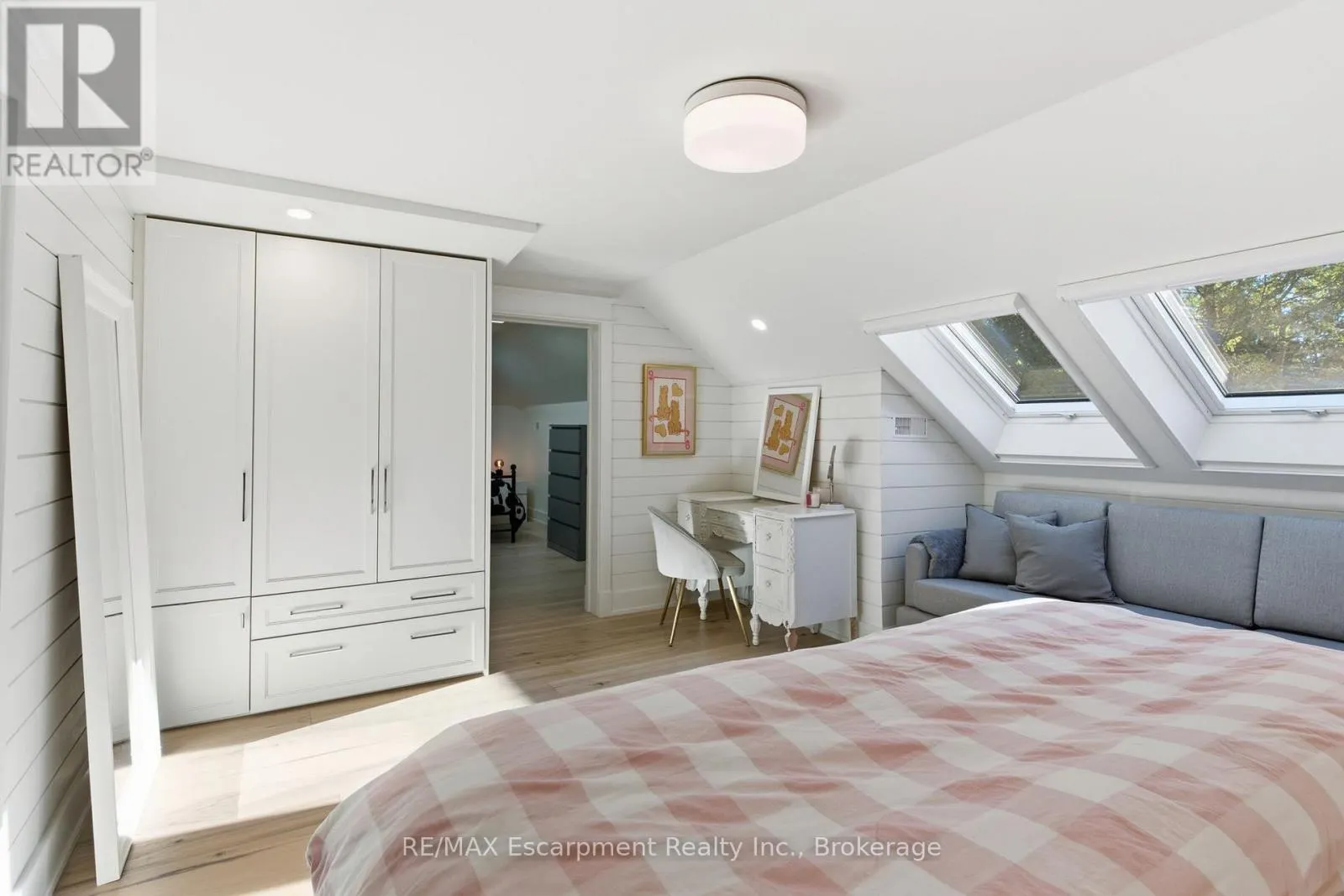 1110 LAKESHORE ROAD W