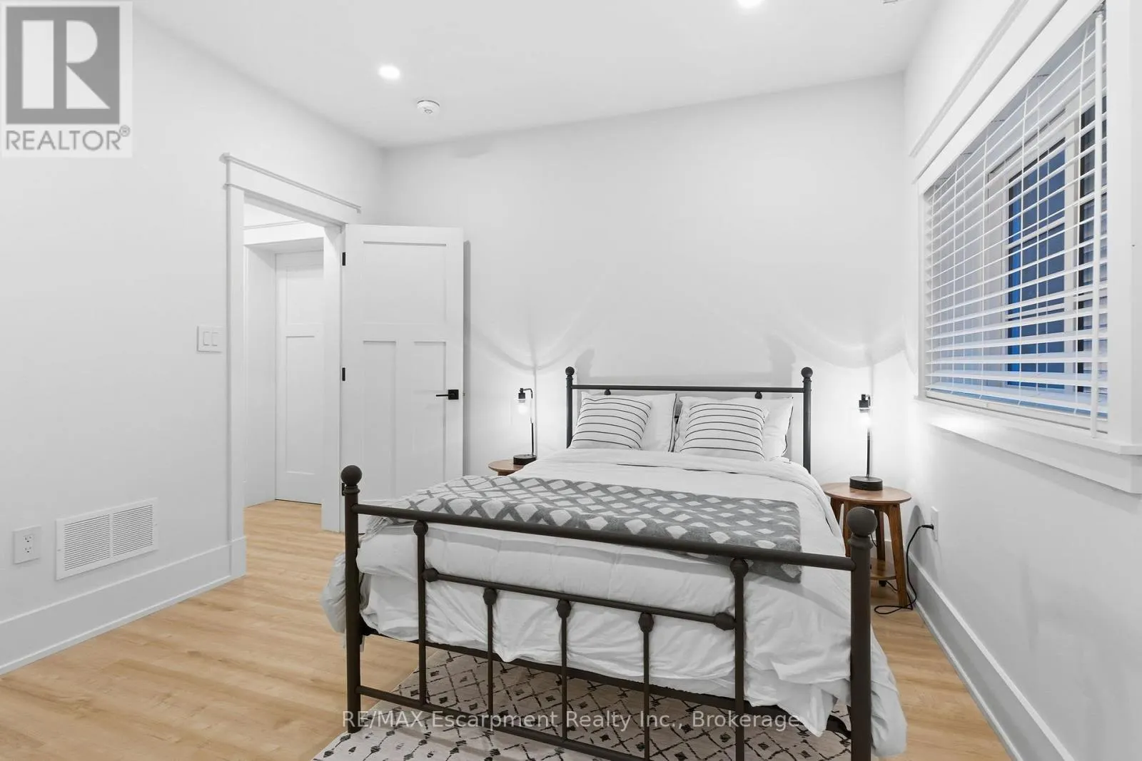 1110 LAKESHORE ROAD W