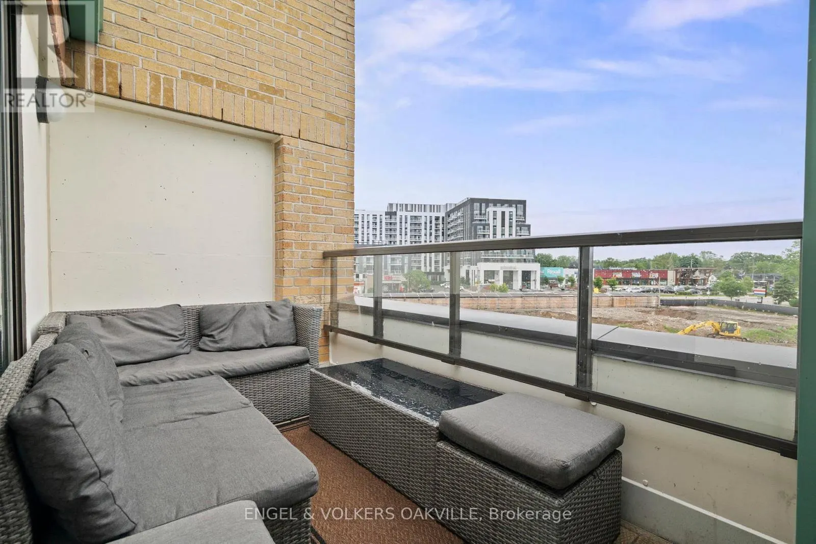416 - 100 BRONTE ROAD