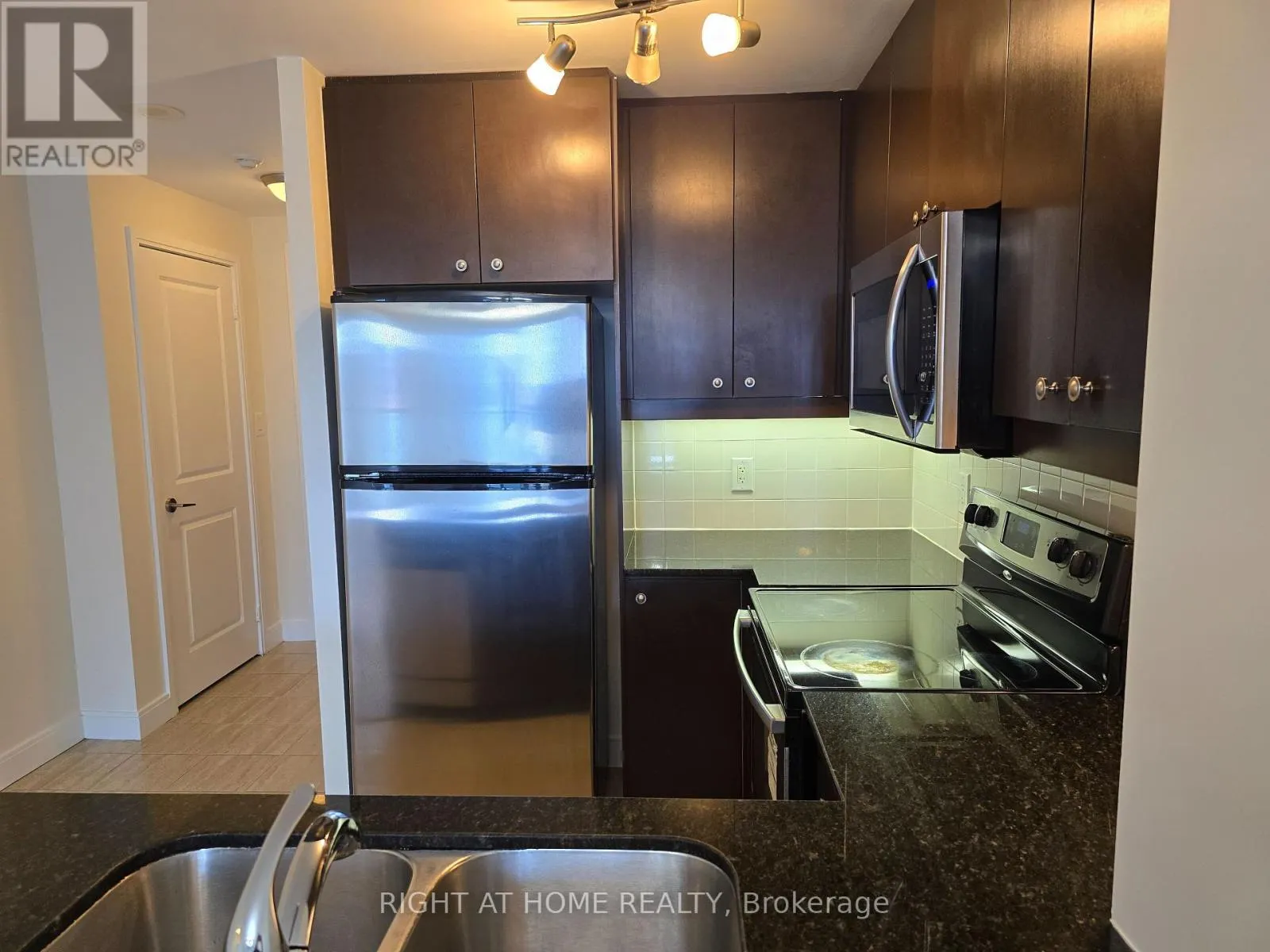 1605 - 50 ABSOLUTE AVENUE