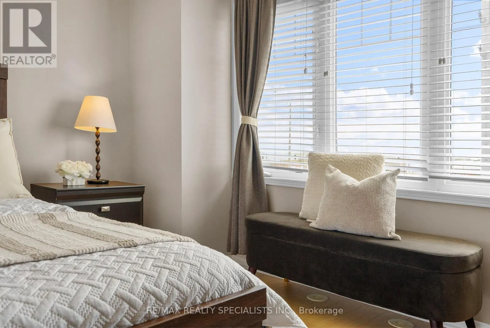 19 - 3985 EGLINTON AVENUE W